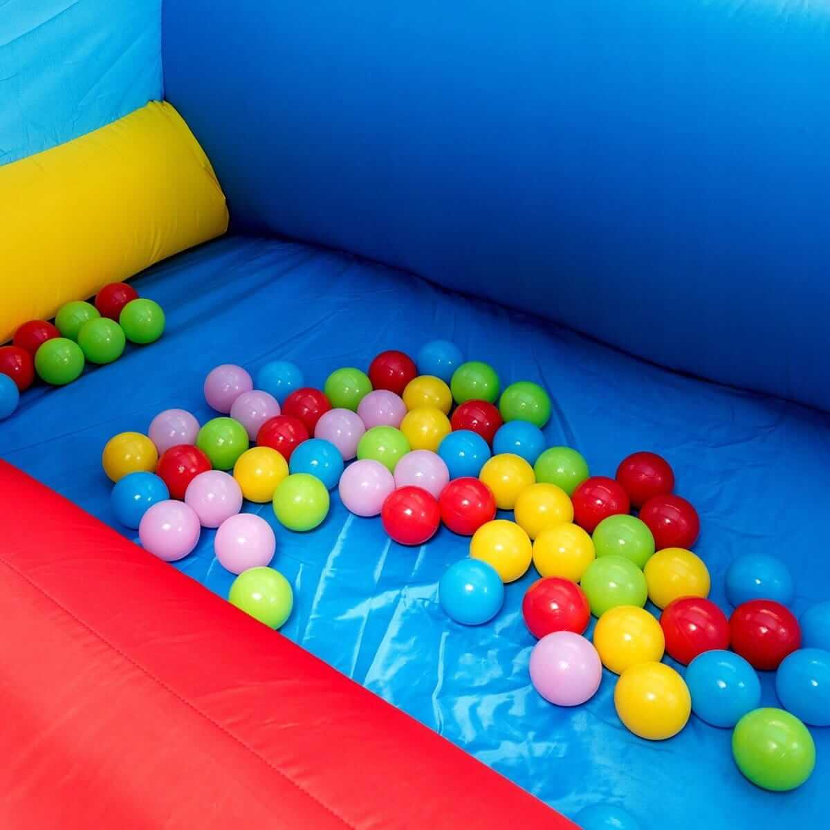 Pripučiamas Batutas Su Čiuožykla, Kamuoliuku Baseinu + 100 Kamuoliukų, Futbolo Vartai, Krepšinio Lankas Ir Smiginio Lenta, 380 x 305 x 215 cm, 1286 Batutai