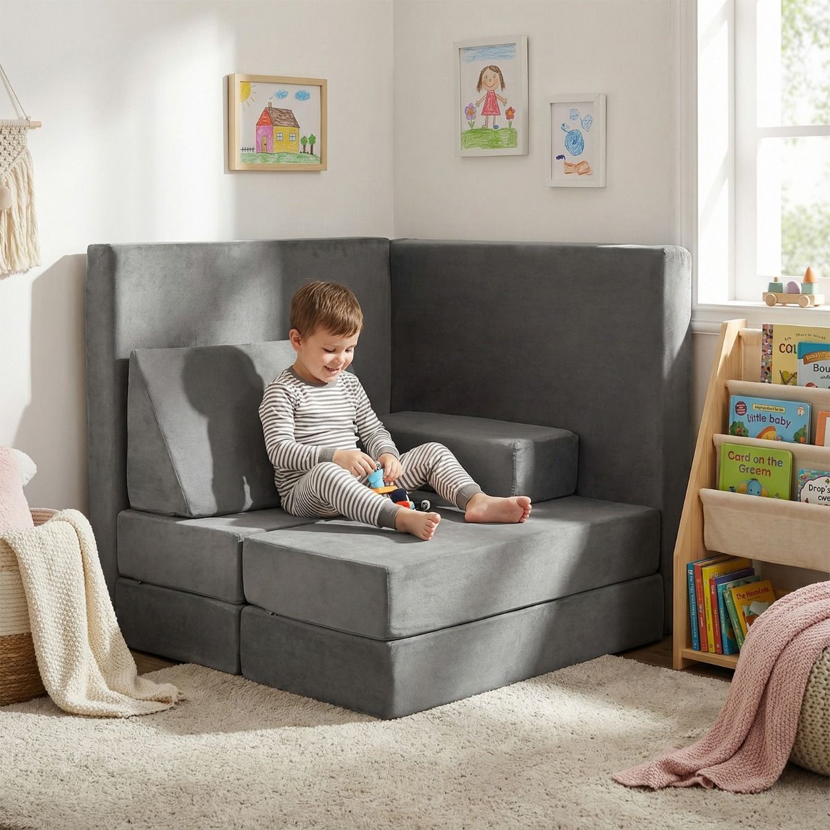 Tamsiai pilka modulinė sofa vaikams skaitymo ir poilsio erdvėje