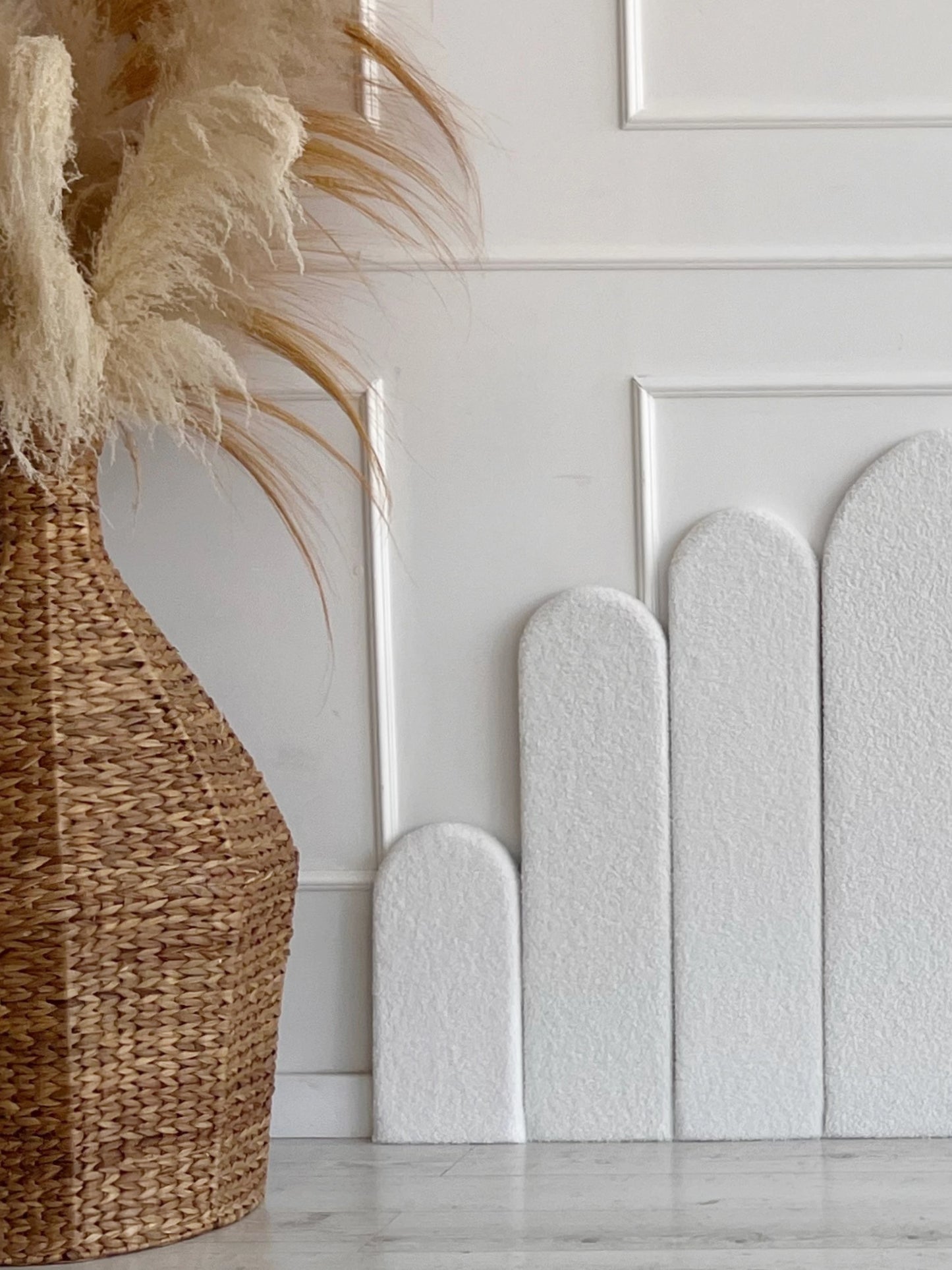 Baltų minkštų bouclé sienų panelių kompozicija