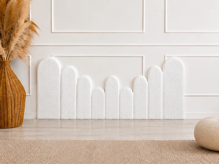 Skirtingų dydžių baltų bouclé sienų panelių kompozicija