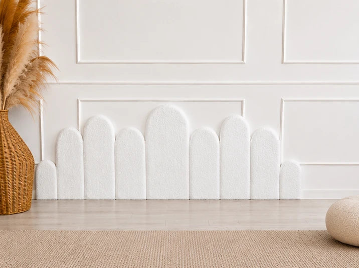 Baltų bouclé panelių kompozicija iš skirtingų aukščių