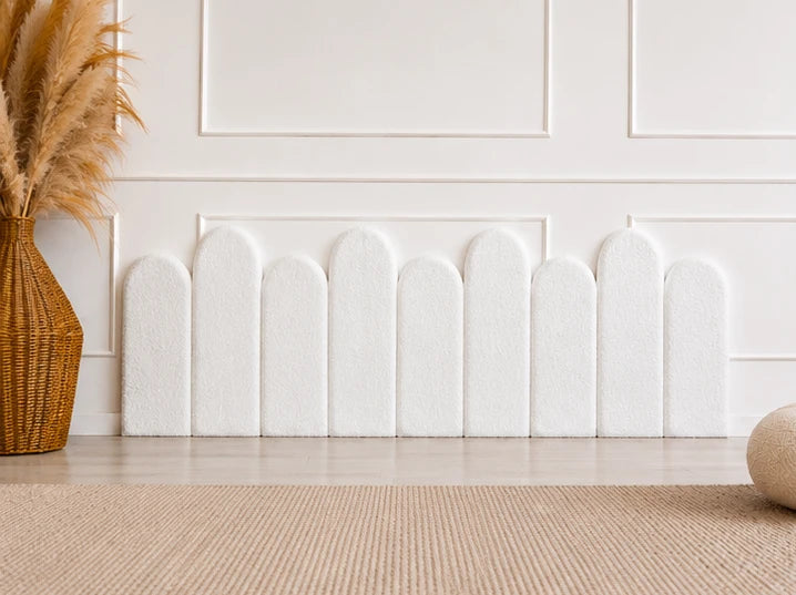 Baltų minkštų bouclé sienų panelių dekoracija
