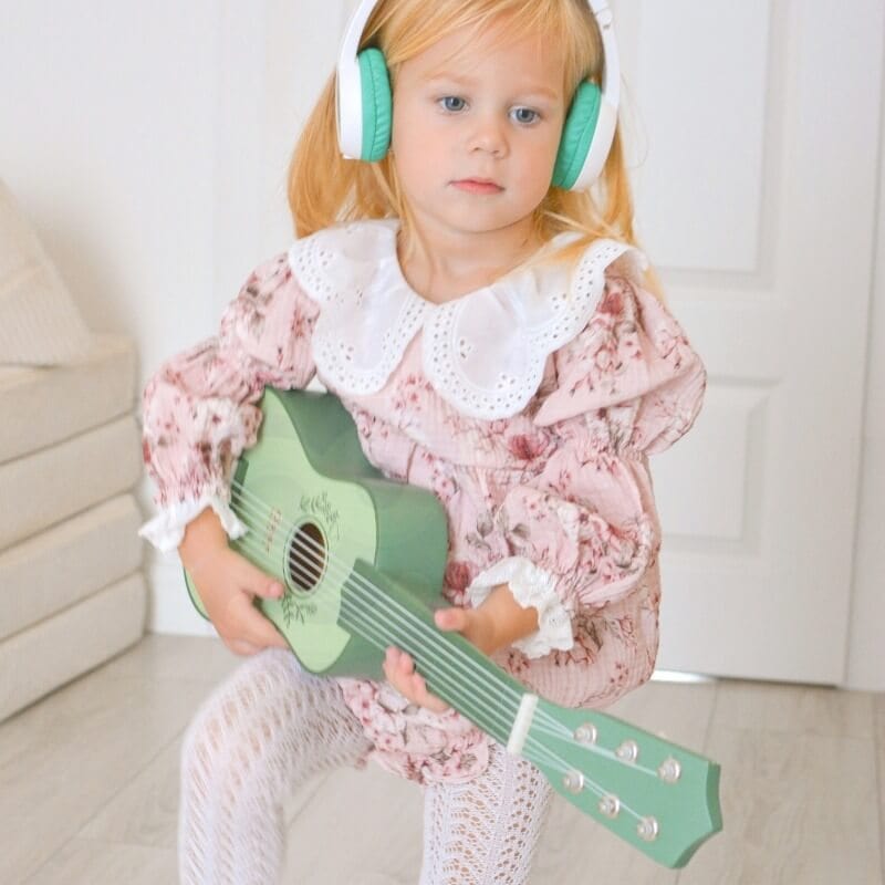 Classic World Medinė Vaikiška Gitara Pastelinės Žalios Spalvos Žaislai Montessori