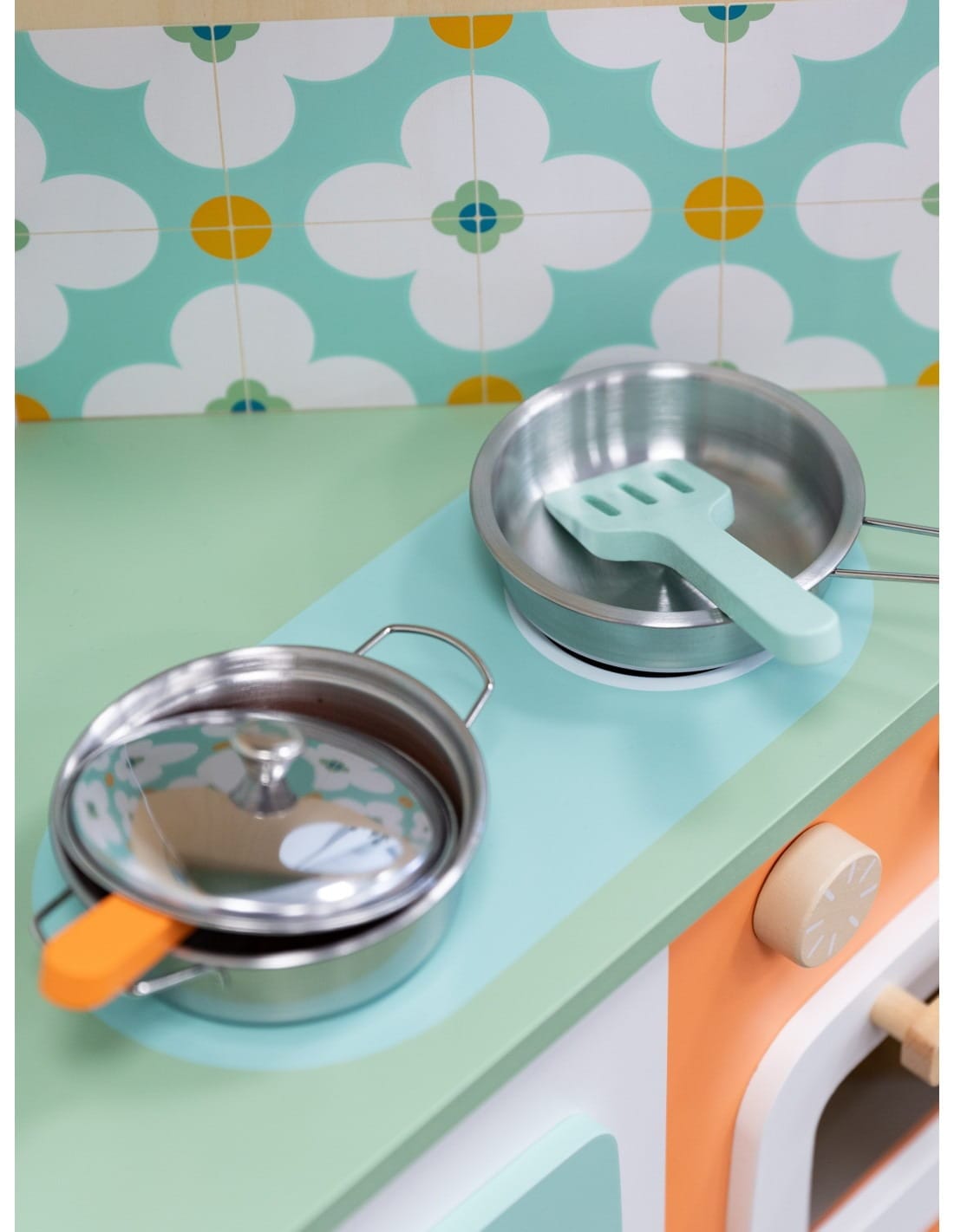 Classic World Sulankstomas Medinis Žaidimų Namelis Virtuvėlė Vaikiškos Virtuvėlės