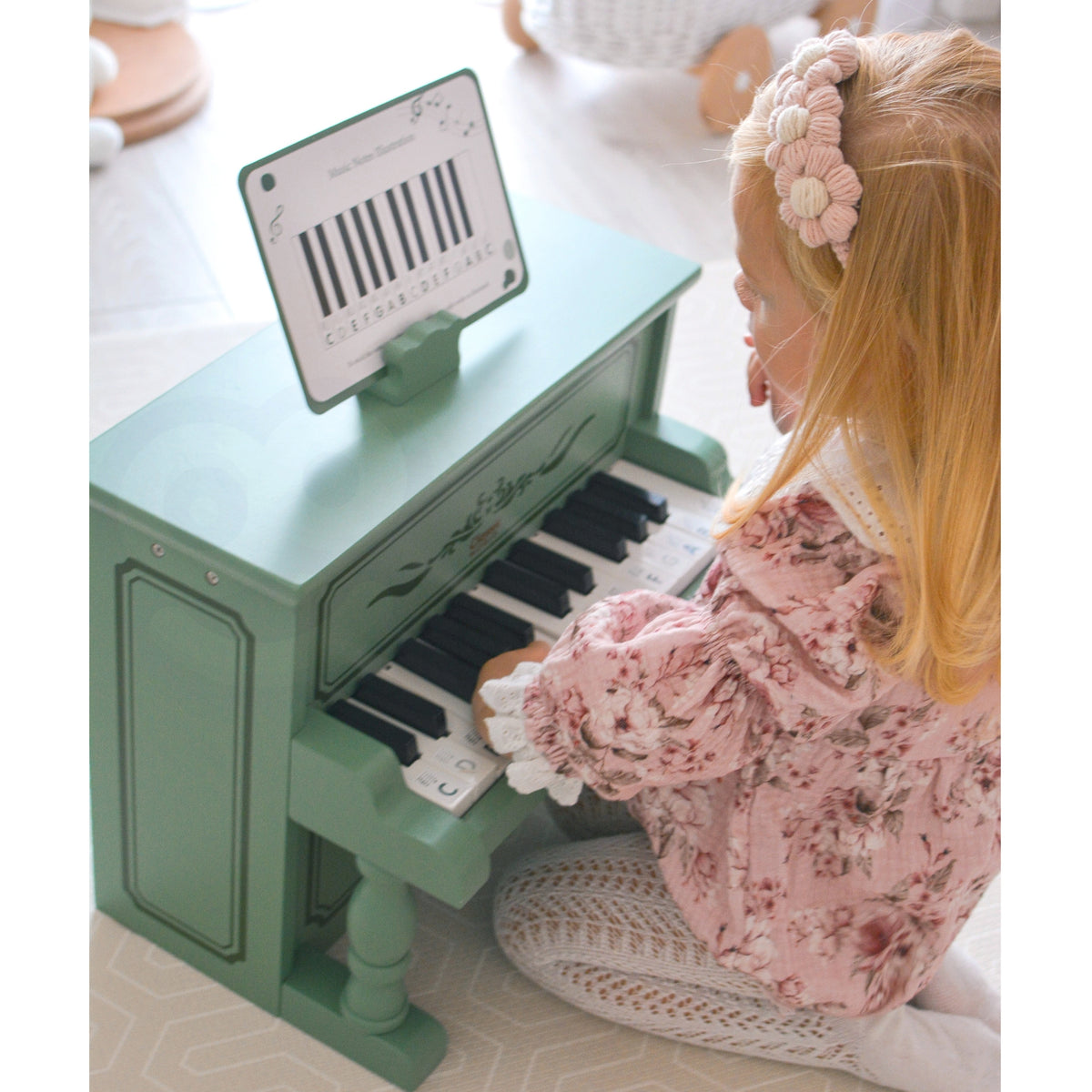 Classic World medinis pianinas iš šono