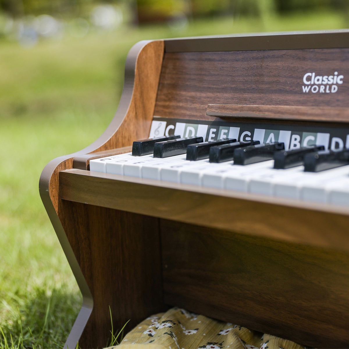 Classic World klasikinis pianinas iš šono