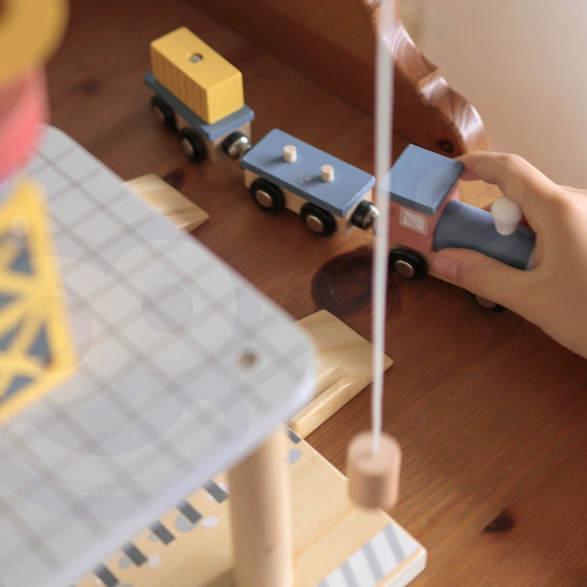 Tooky Toy medinis uosto rinkinys su kranu ir transportu – 6