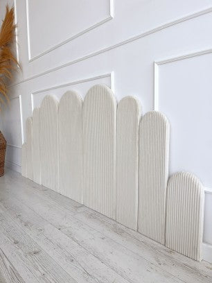 Kreminės spalvos rumbuoto audinio sienų panelių kompozicija