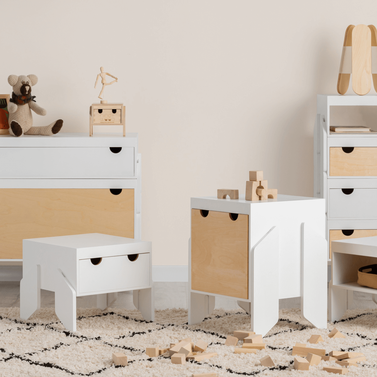 Kurk Baldus Pats, CapiBabi Midi – Modulinė Komoda, Kėdutė Ar Suoliukas, Balta Komoda