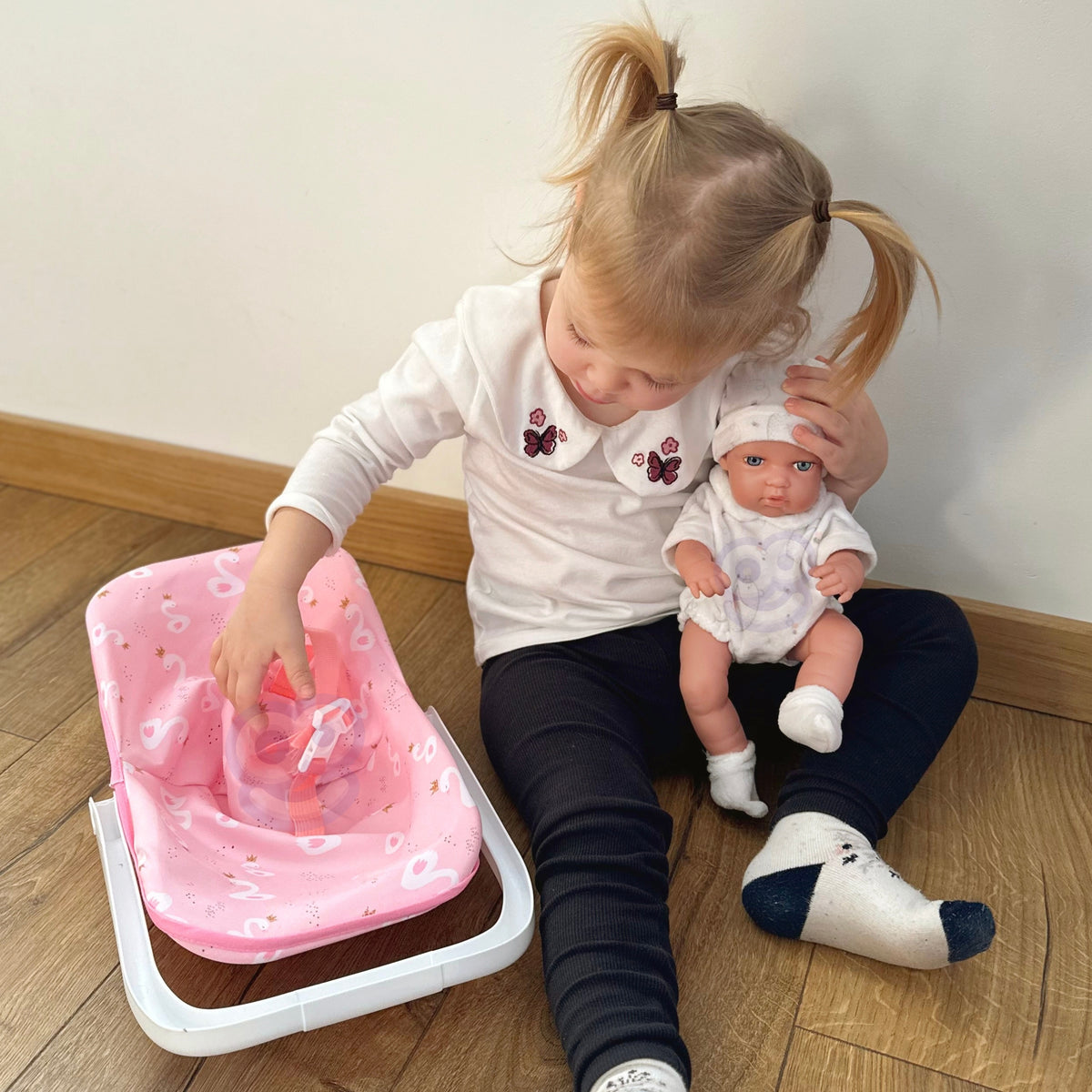 Woopie Royal Lėlė Kūdikis su Rožine Nešykle, 30,5 cm – 4 nuotrauka