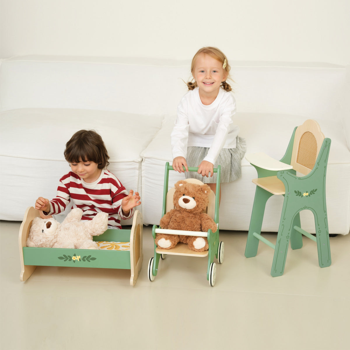 Classic World Medinė Maitinimo Kėdutė Lėlėms – 3 nuotrauka