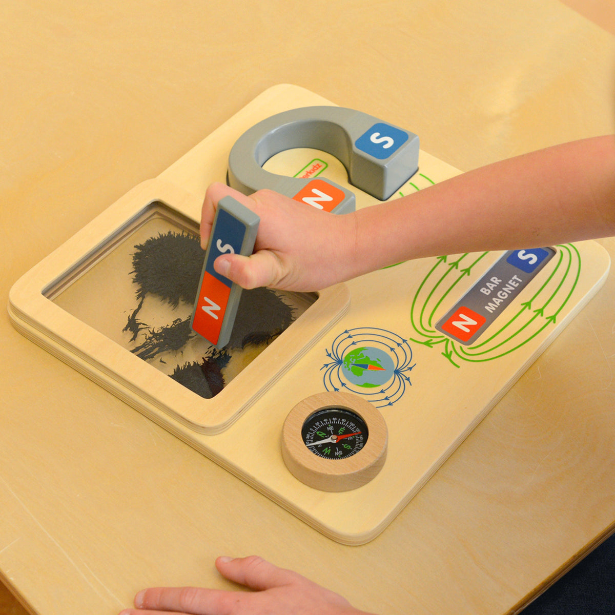 Masterkidz medinė magnetizmo pažinimo lenta su kompasu
