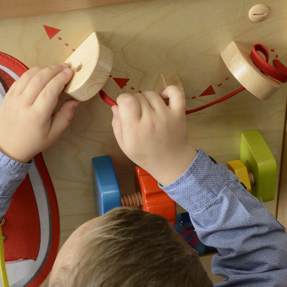 Masterkidz Montessori raištelių rišimo edukacinė lenta – 3