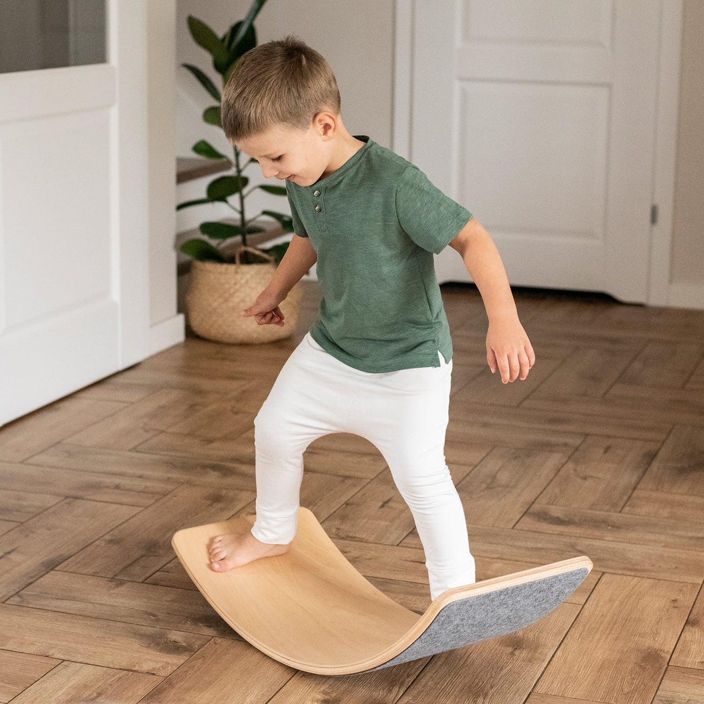 MeowBaby medinė balansinė lenta 80 × 30 cm – smėlio veltinis, vaizdas 5