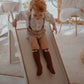 Medinė Čiuožykla Vaikų Kambariui 87 x 46 cm, Montessori, Balta 5021 Sūpynės ir Žaidimų Aikštelės