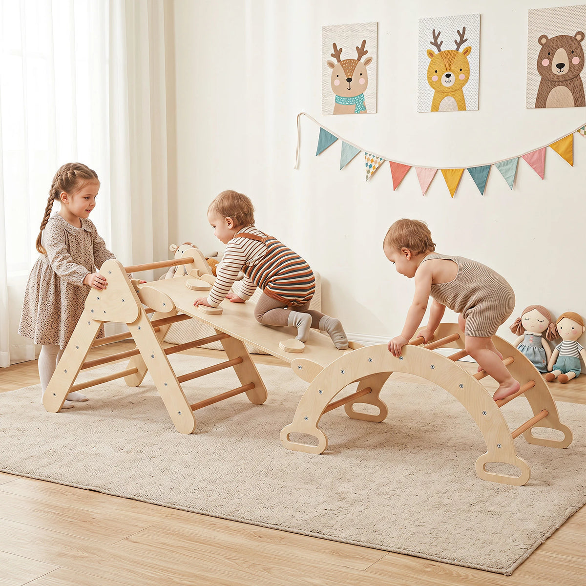 Vaikai naudojasi natūraliu Montessori laipiojimo rinkiniu