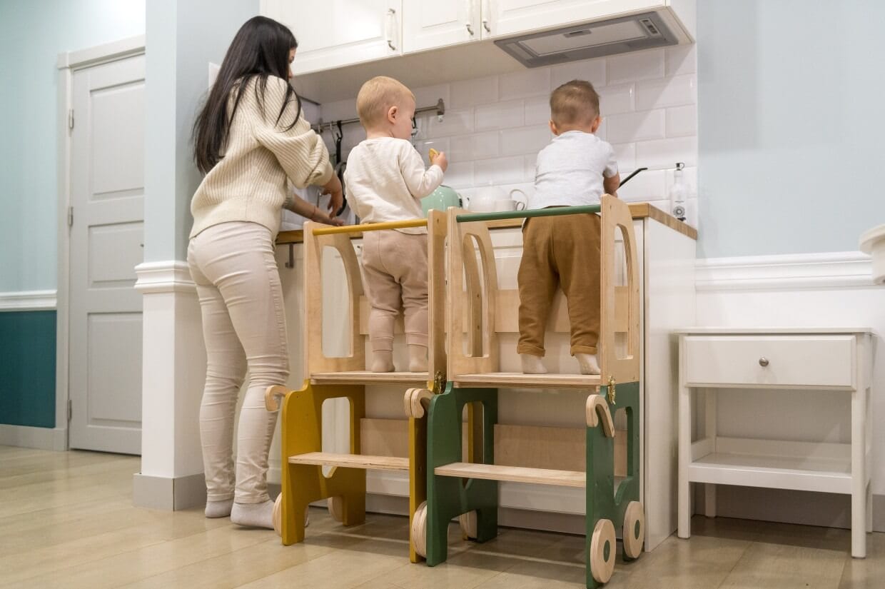 Montessori Virtuvės Pagalbininkas – Bokštelis 2in1 Su Stalu Ir Kėde Montessori bokštelis