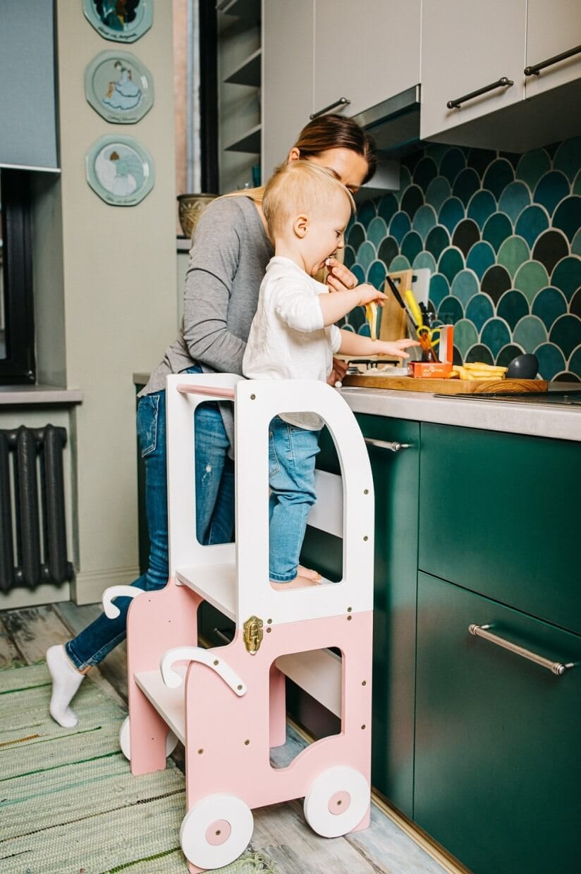 Montessori Virtuvės Pagalbininkas – Bokštelis 2in1 Su Stalu Ir Kėde Montessori bokštelis