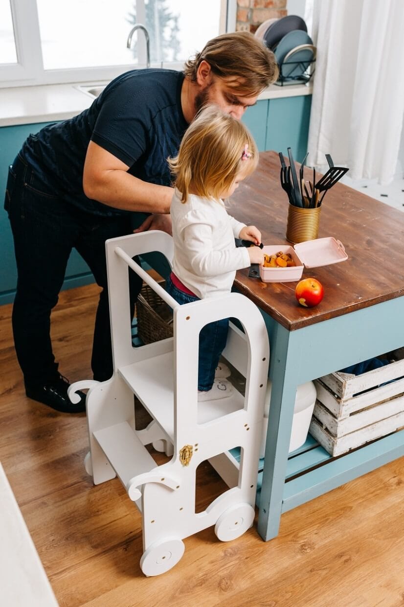 Montessori Virtuvės Pagalbininkas – Bokštelis 2in1 Su Stalu Ir Kėde Montessori bokštelis