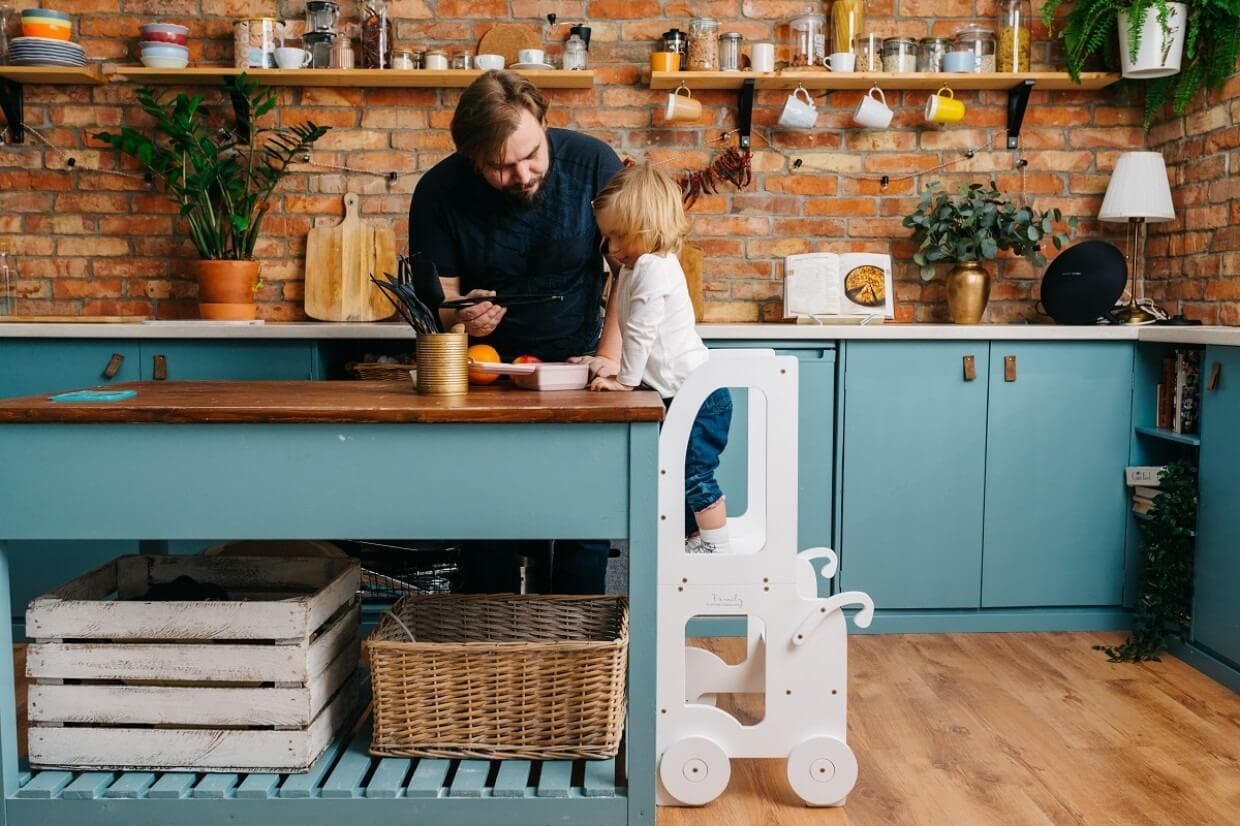 Montessori Virtuvės Pagalbininkas – Bokštelis 2in1 Su Stalu Ir Kėde Montessori bokštelis