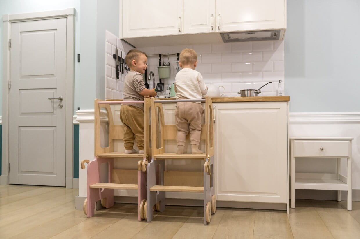 Montessori Virtuvės Pagalbininkas – Bokštelis 2in1 Su Stalu Ir Kėde Montessori bokštelis