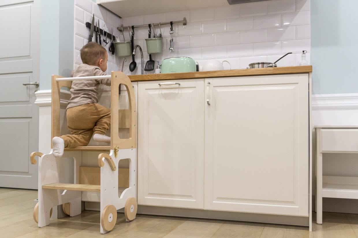 Montessori Virtuvės Pagalbininkas – Bokštelis 2in1 Su Stalu Ir Kėde Montessori bokštelis