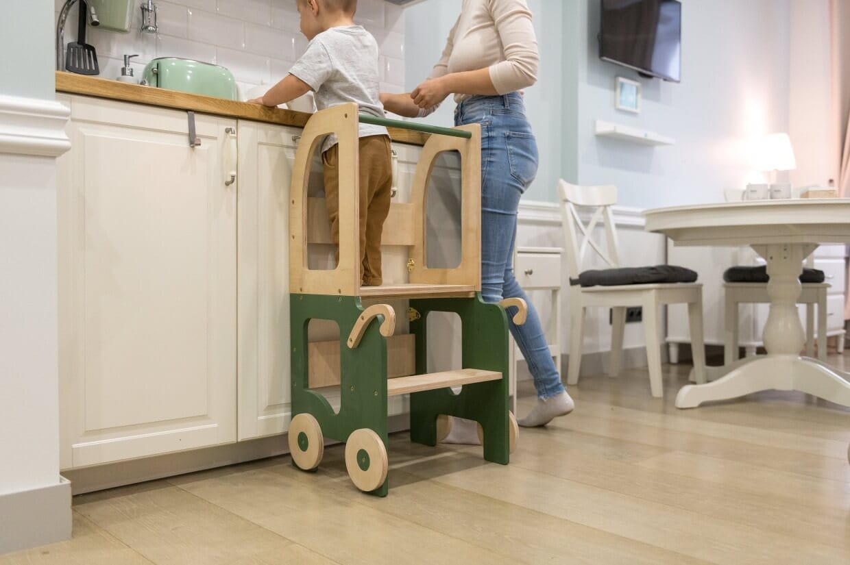 Montessori Virtuvės Pagalbininkas – Bokštelis 2in1 Su Stalu Ir Kėde Montessori bokštelis