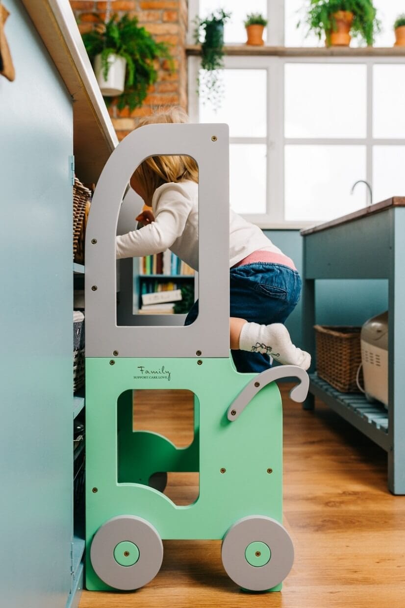 Montessori Virtuvės Pagalbininkas – Bokštelis 2in1 Su Stalu Ir Kėde Montessori bokštelis