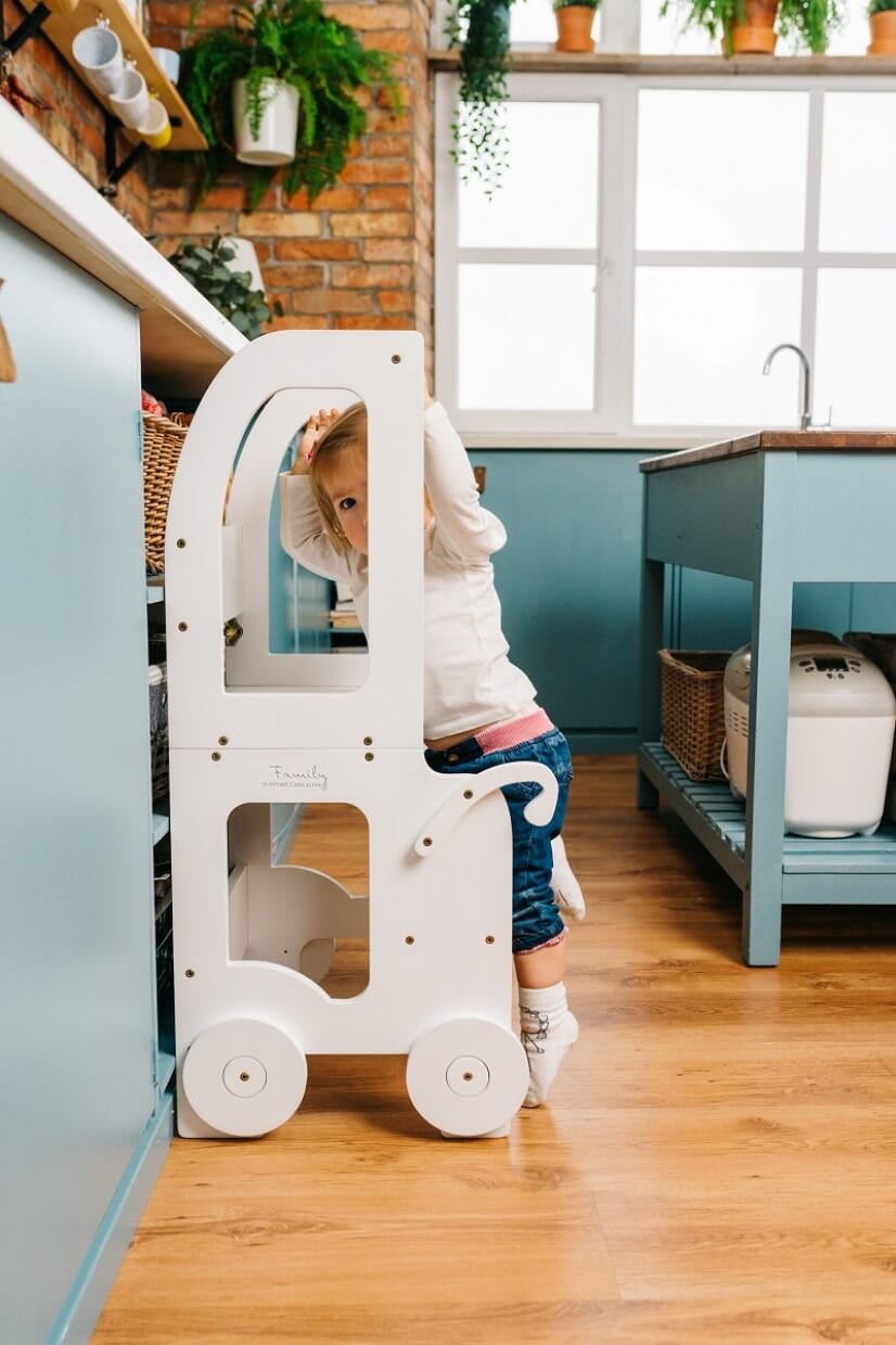 Montessori Virtuvės Pagalbininkas – Bokštelis 2in1 Su Stalu Ir Kėde Montessori bokštelis