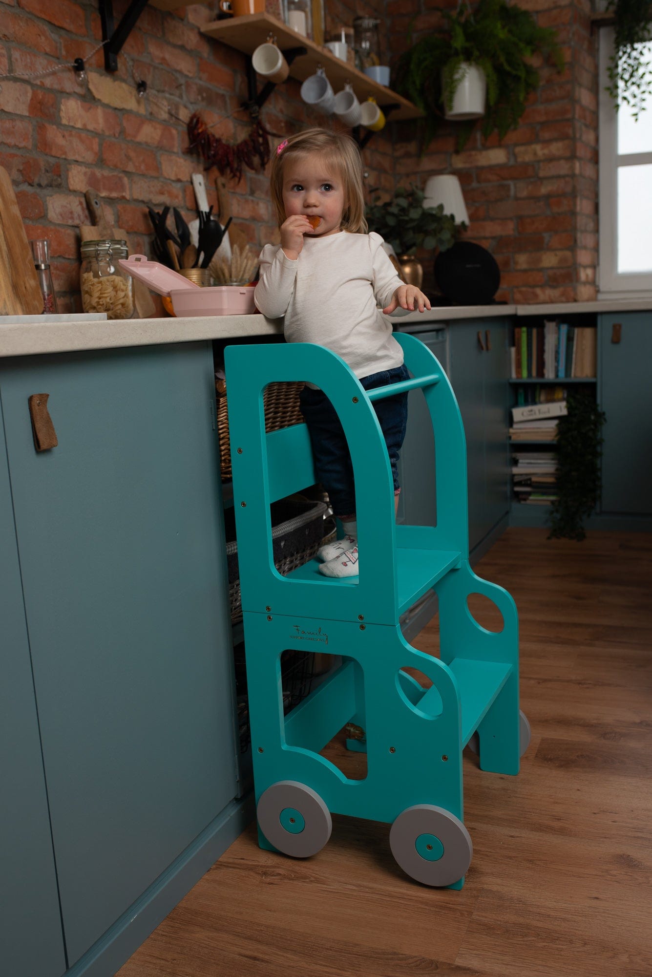 Montessori Virtuvės Pagalbininkas – Bokštelis 2in1 Su Stalu Ir Kėde Montessori bokštelis