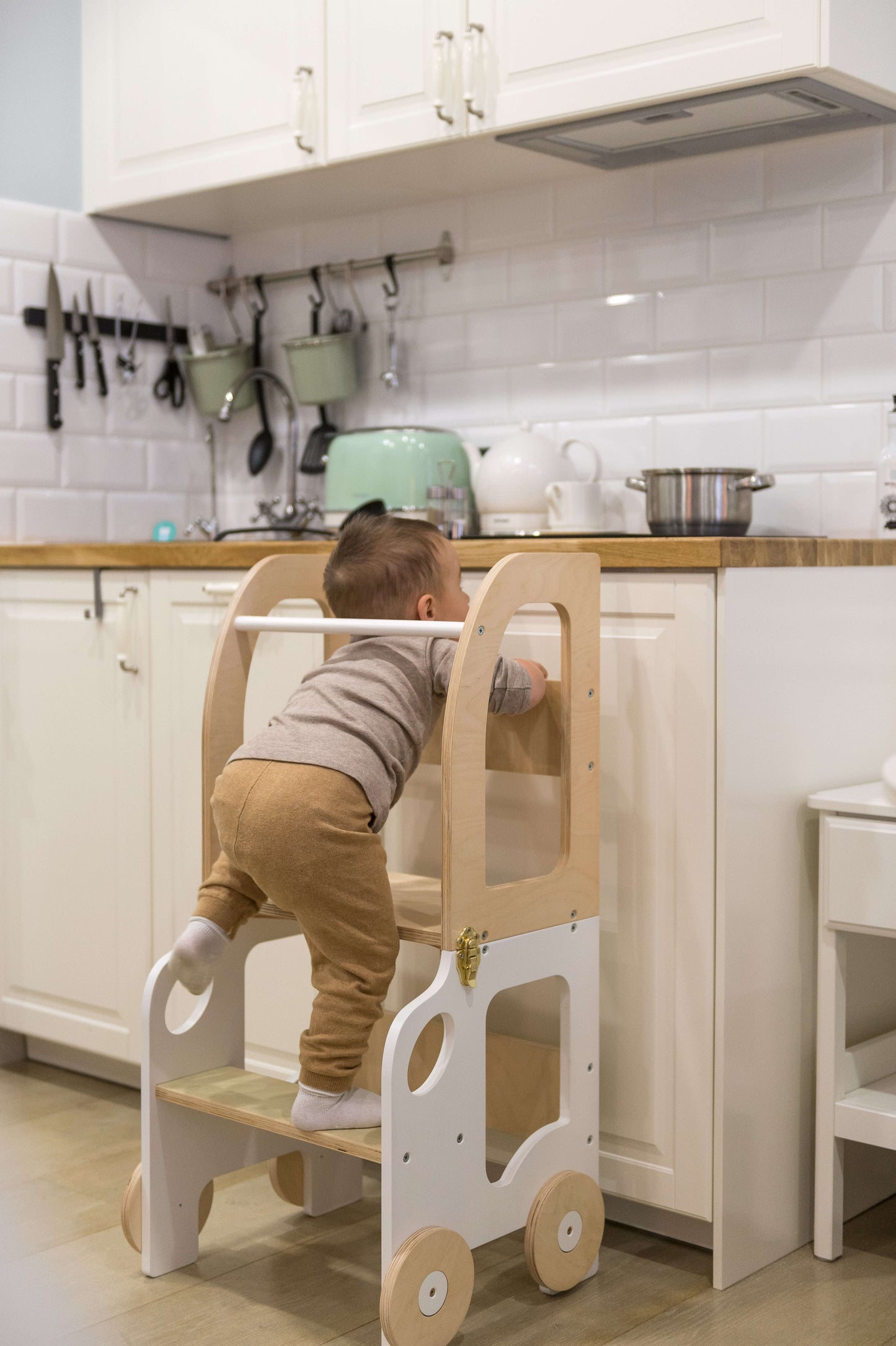 Montessori Virtuvės Pagalbininkas – Bokštelis 2in1 Su Stalu Ir Kėde Montessori bokštelis Natūrali/balta