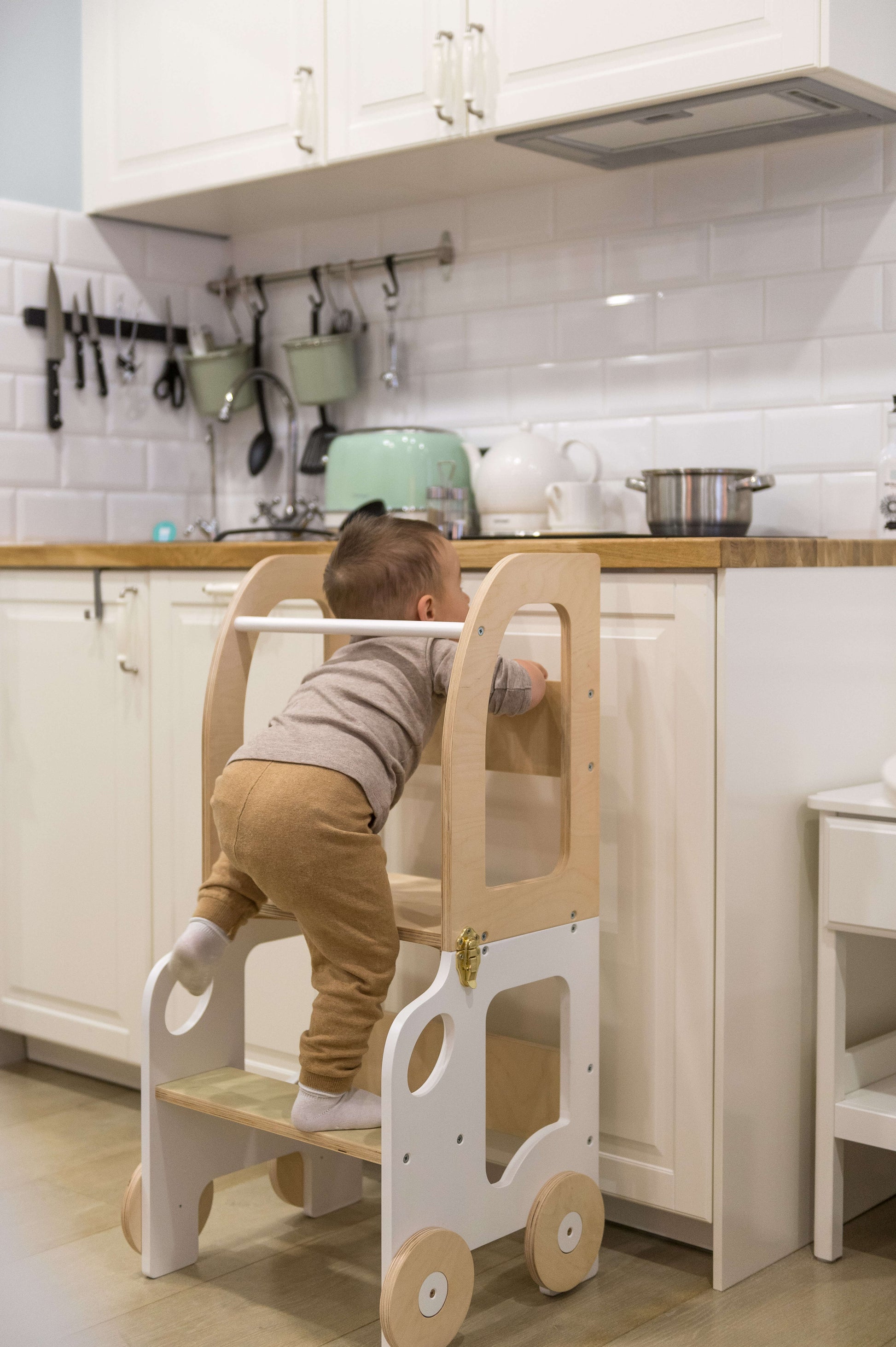 Montessori Virtuvės Pagalbininkas – Bokštelis 2in1 Su Stalu Ir Kėde Montessori bokštelis Natūrali/balta