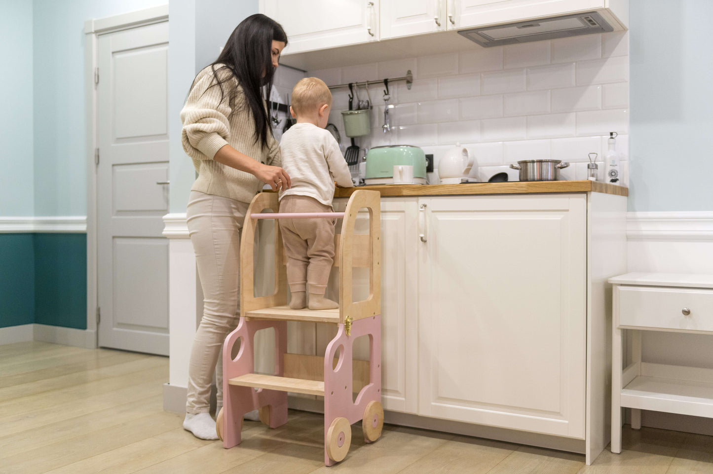 Montessori Virtuvės Pagalbininkas – Bokštelis 2in1 Su Stalu Ir Kėde Montessori bokštelis Natūrali/rožinė