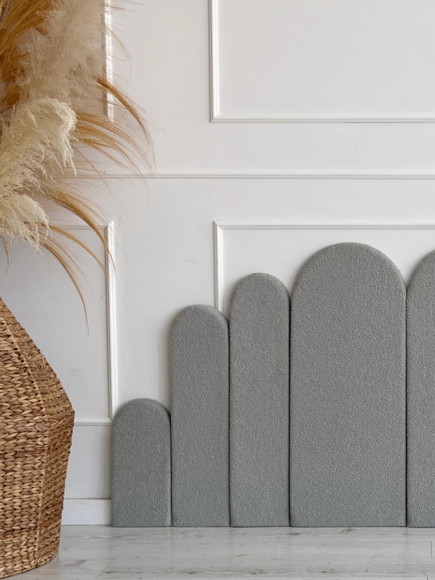 Pilkų bouclé sienų panelių kompozicija 3