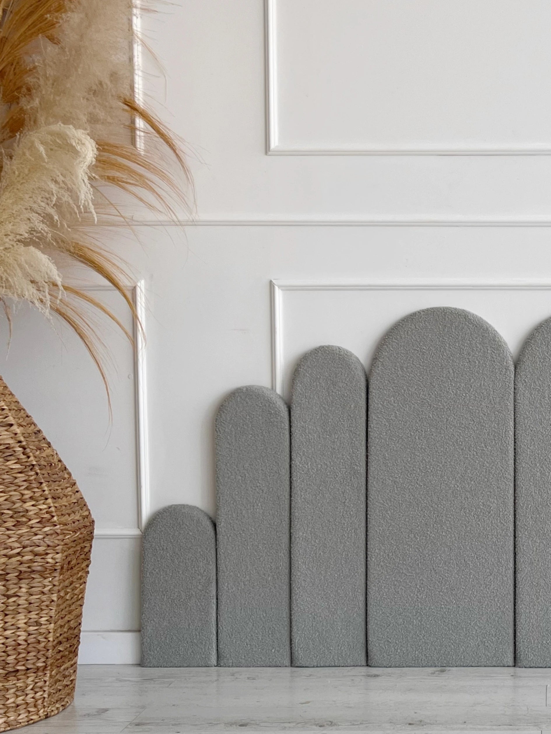 Pilkų bouclé sienų panelių kompozicija 3