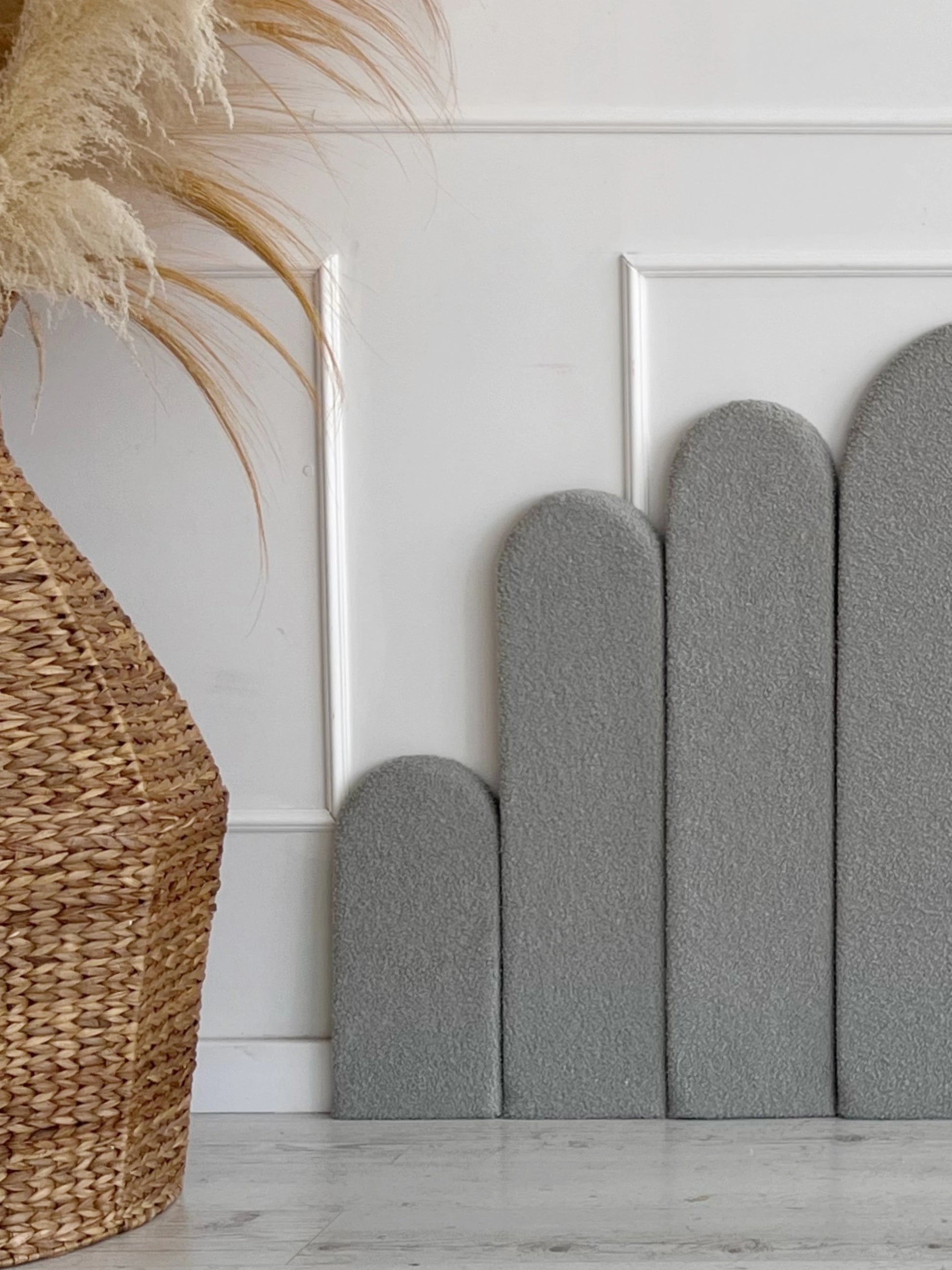 Pilkų minkštų bouclé sienų panelių kompozicija
