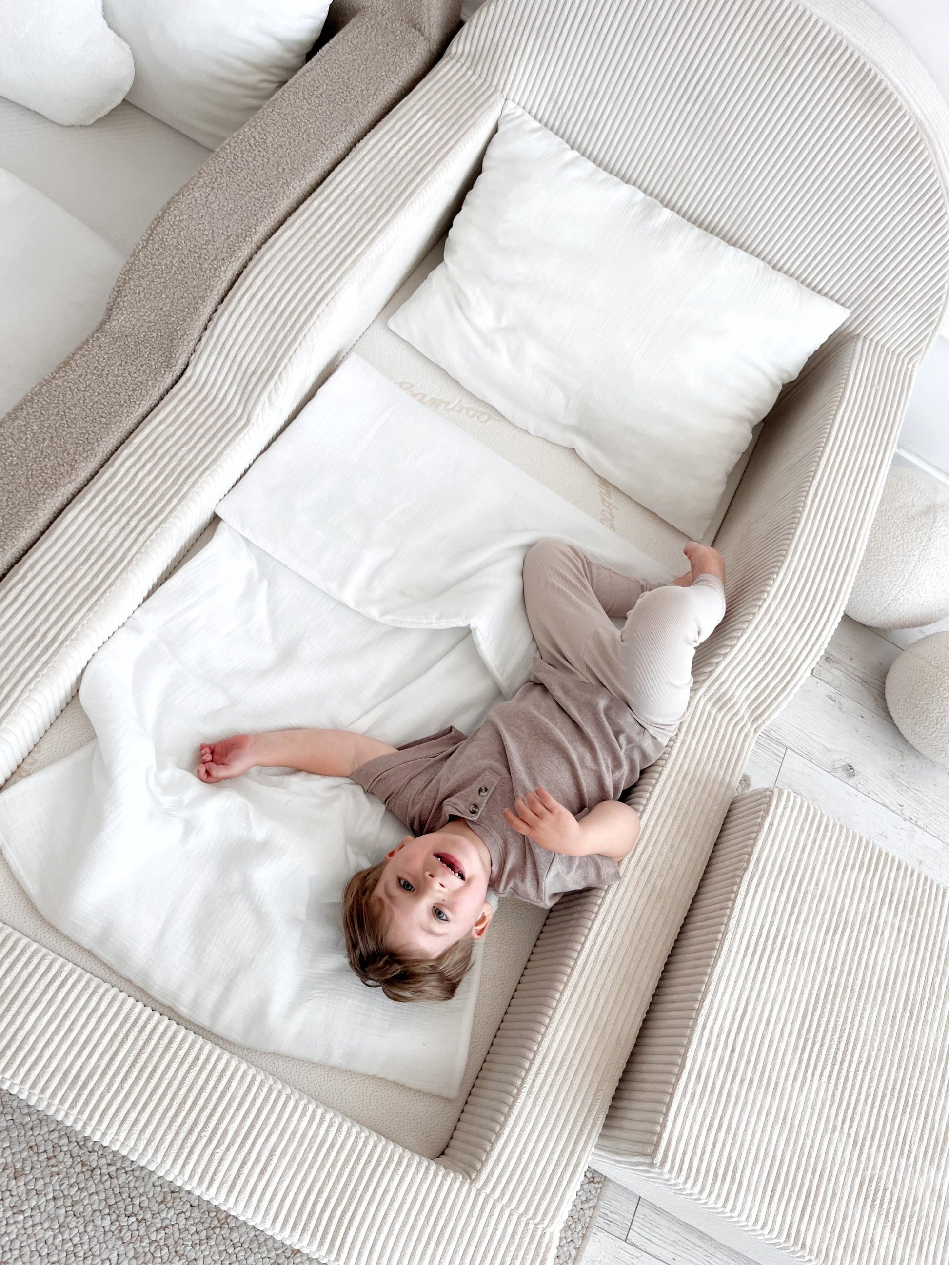 Pilka Minkšta Bouclé Montessori Vaikiška Lova 70 × 140 cm Lovos Vienvietės