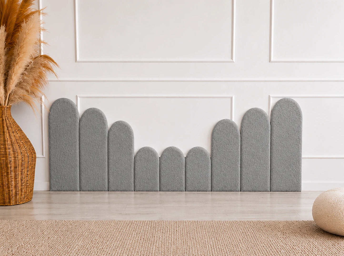Skirtingų dydžių pilkų bouclé sienų panelių kompozicija