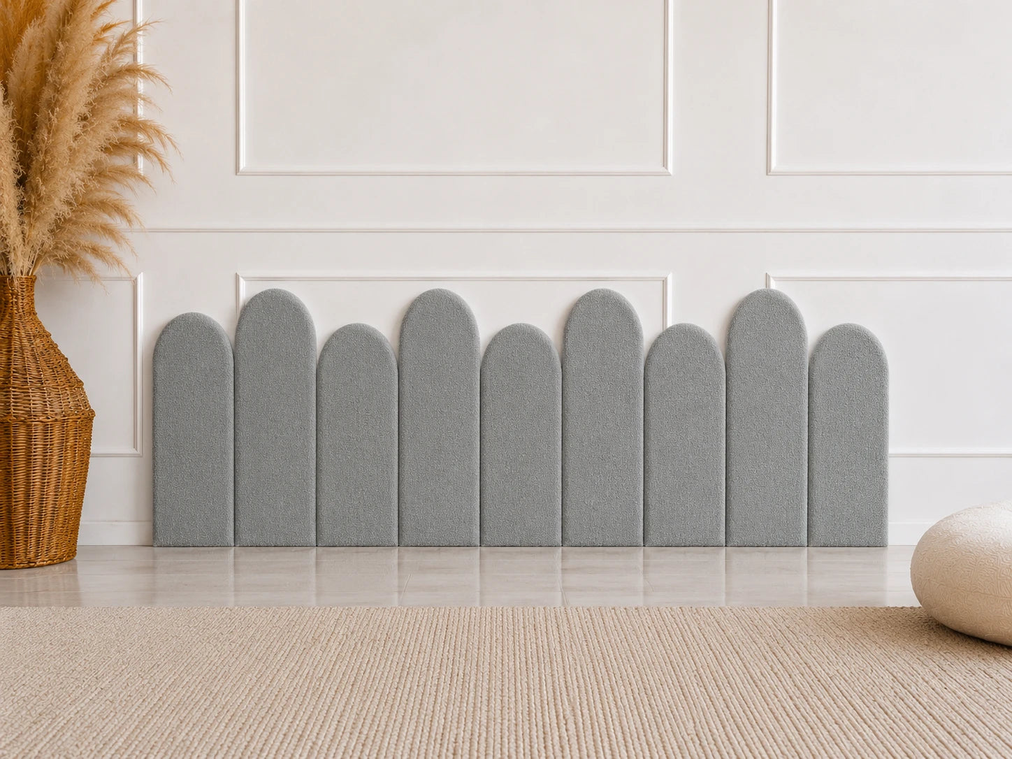Pilkų bouclé panelių kompozicija iš skirtingų aukščių