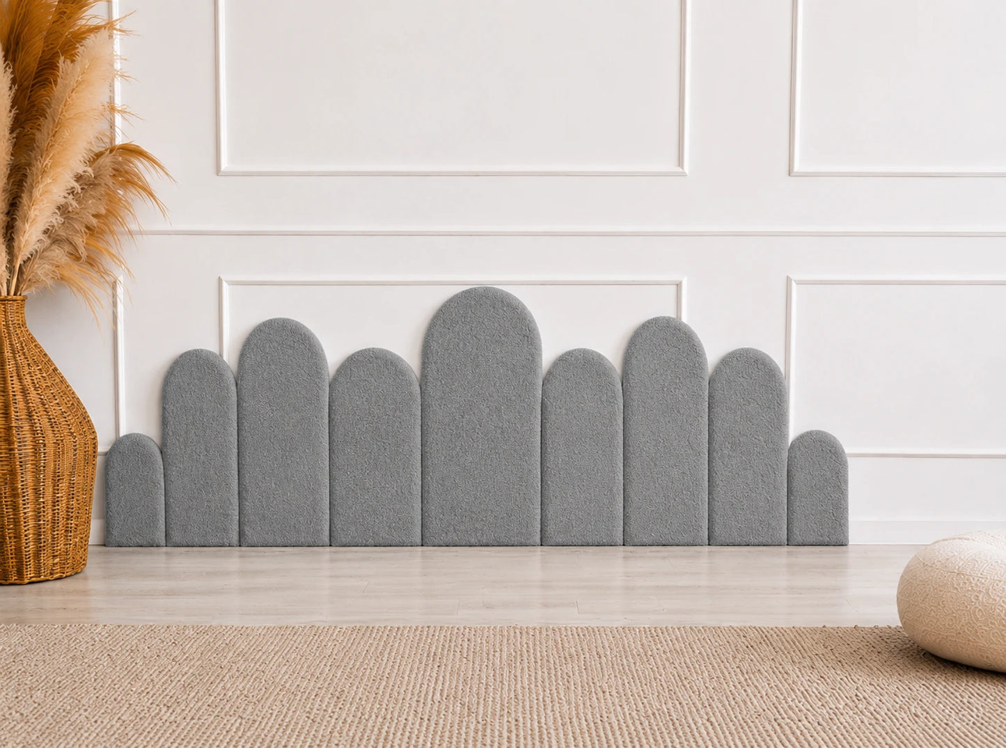 Pilkų minkštų bouclé sienų panelių dekoracija