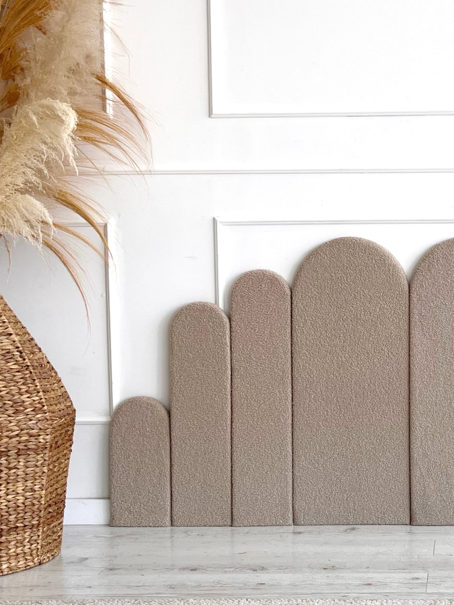 Smėlio spalvos bouclé sienų panelių kompozicija 3