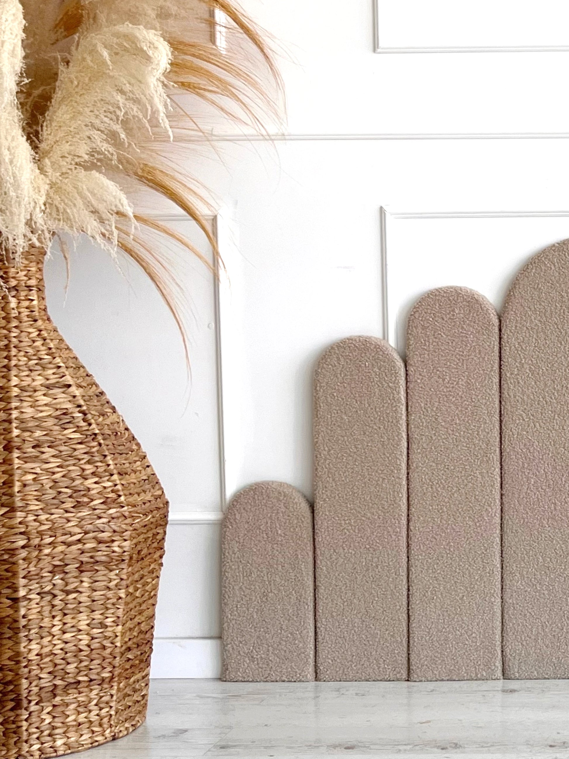 Smėlio spalvos minkštų bouclé sienų panelių kompozicija