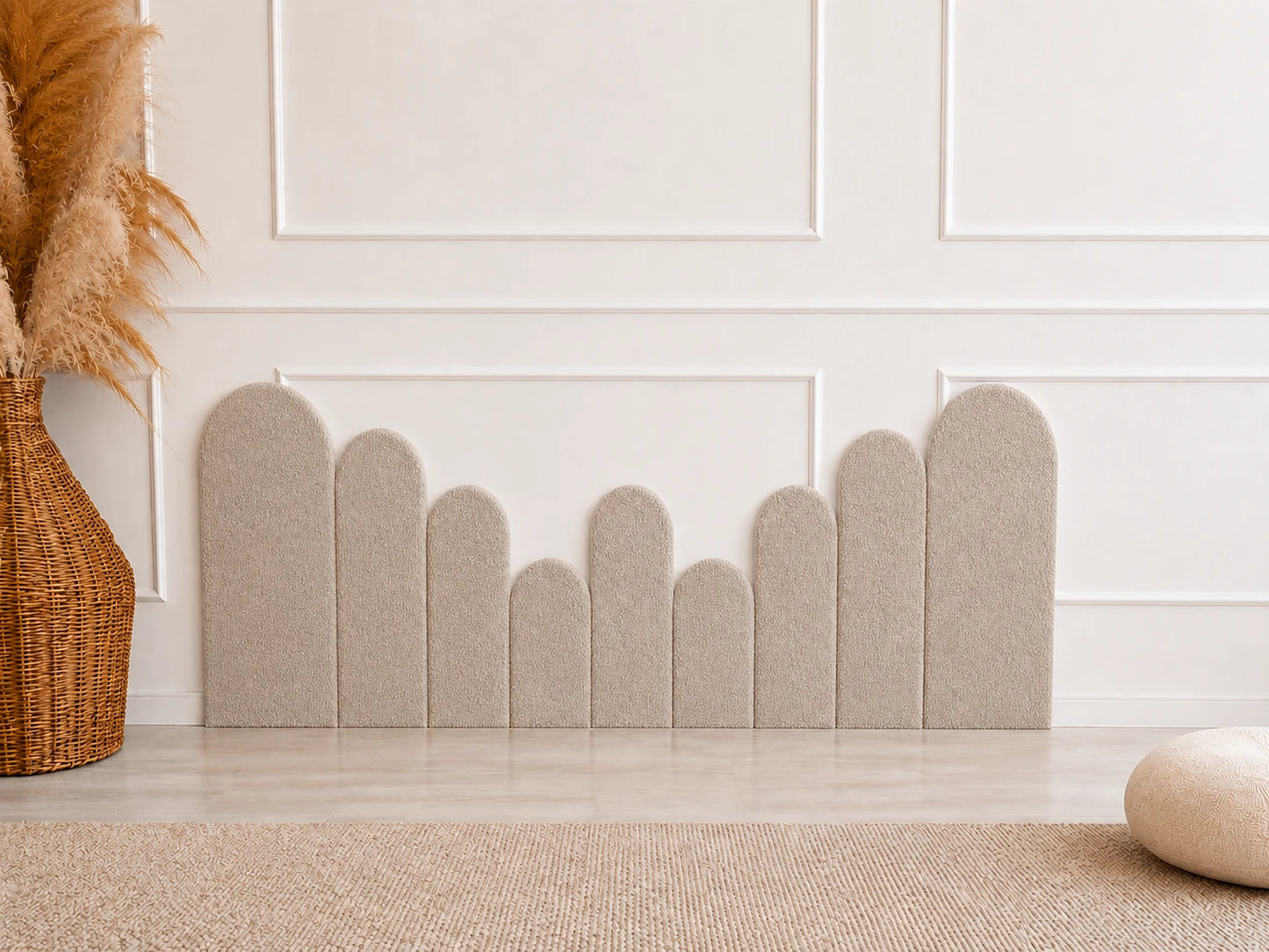 Smėlio spalvos bouclé panelių kompozicija iš skirtingų aukščių