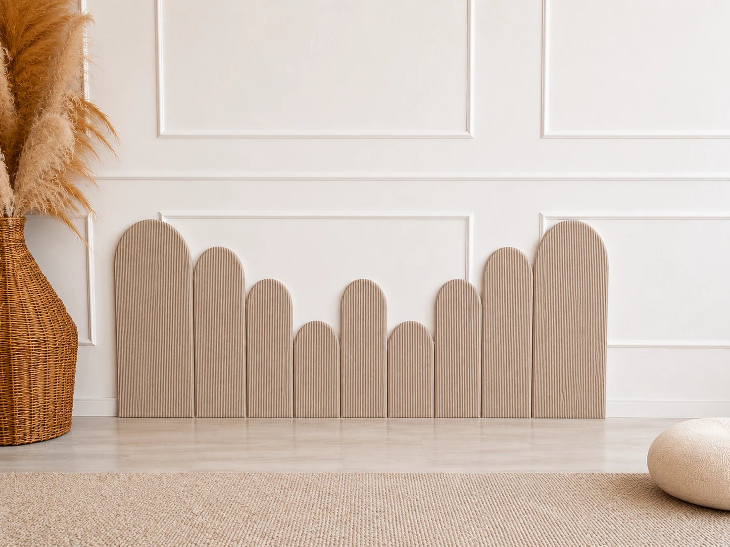 Smėlio spalvos sienų panelių kompozicija prie lovos