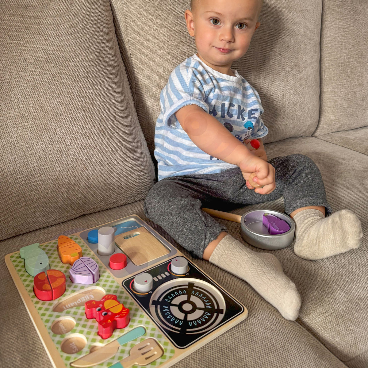 Tooky Toy medinė mini virtuvėlė su formų rūšiuokle – nuotrauka 3