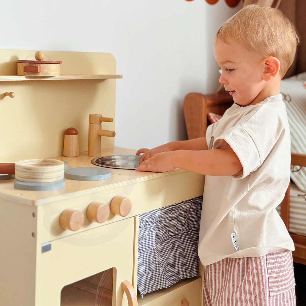 Tooky Toy smėlio spalvos medinė virtuvėlė su priedais – nuotrauka 2