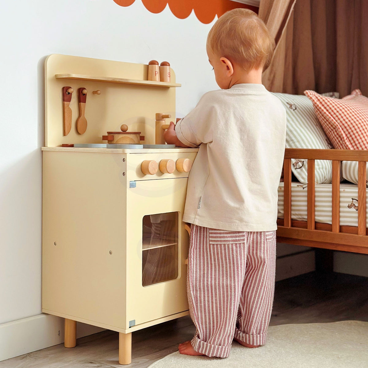 Tooky Toy smėlio spalvos medinė virtuvėlė su priedais – nuotrauka 4