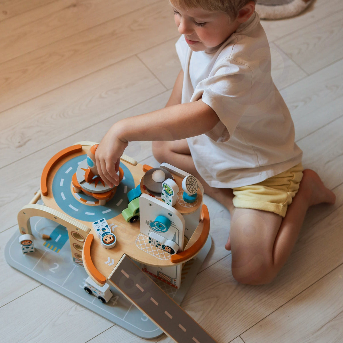 Tooky Toy Medinis Kosminis Parkingas Ir Stotis Žaislai Mašinėlės Ir Trasos