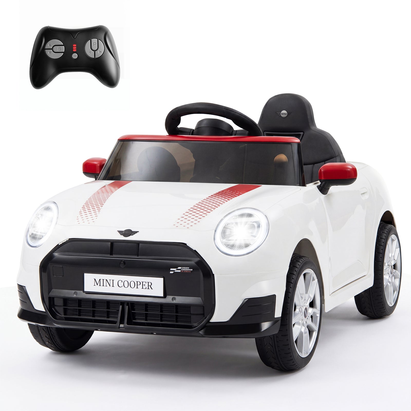 Baltas Mini Cooper stiliaus vaikiškas elektrinis automobilis baltame fone