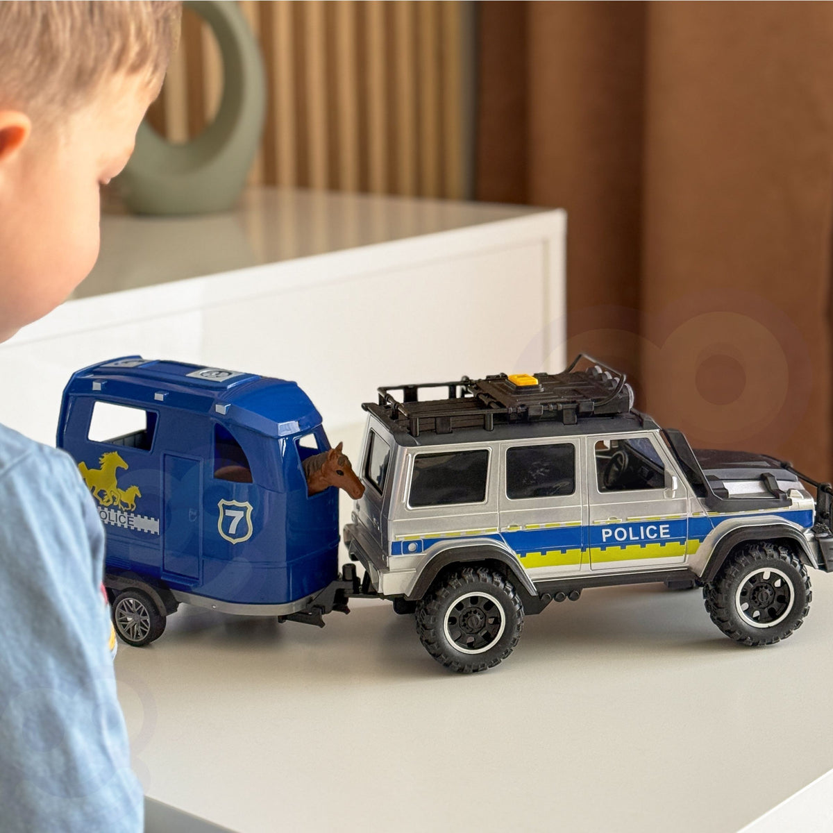 Woopie policijos visureigis su žirgo priekaba